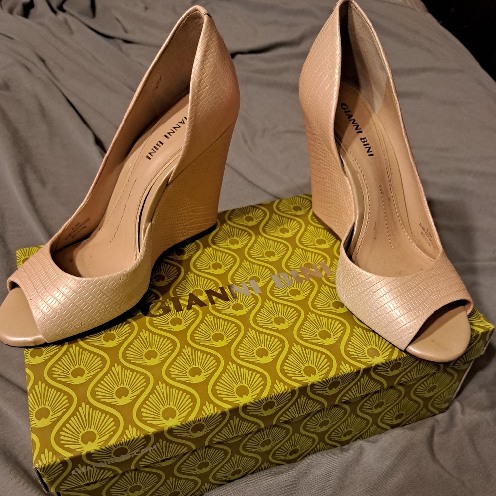 Gianni Bini wedges, 6.5